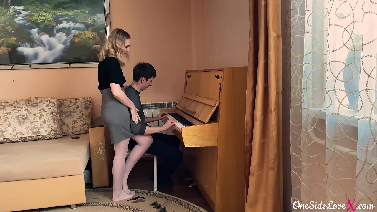 Malamar Piano ta tsotse dick ɗin ɗalibarta sosai ta yi lalata da shi.