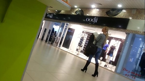 Chick mai sanyi a cikin babban kanti.