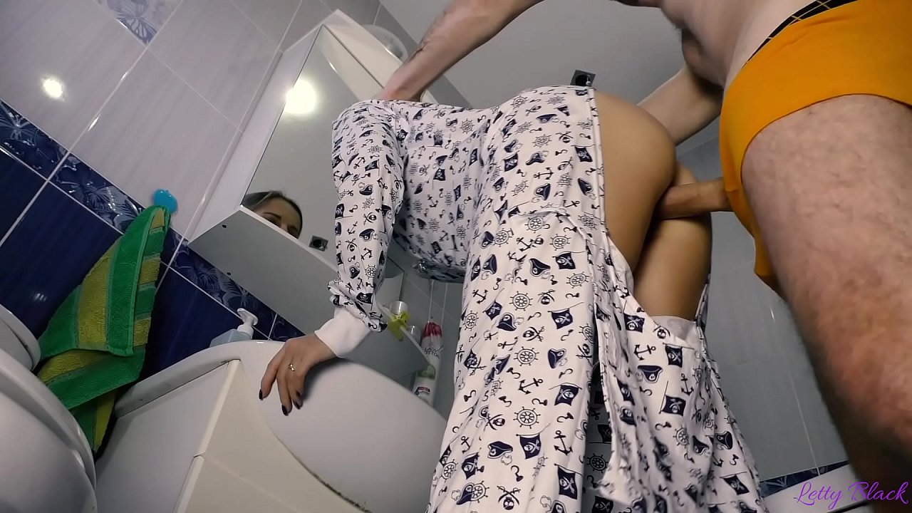 Hack tare da samari a cikin kayan bacci yana ƙarewa na baka da jaki - baƙar fata