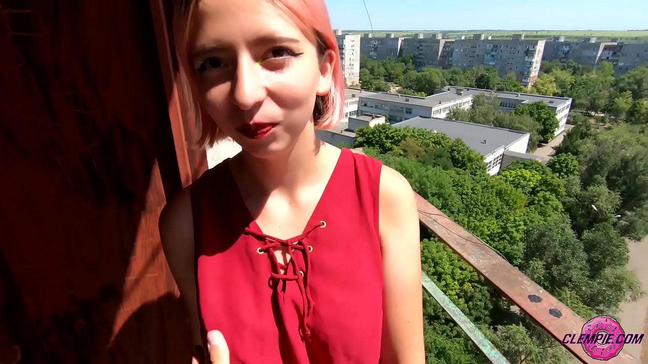 Sha'awar ɗalibi yana tsotsar Baƙo a Waje - Cum A Fuskarsa